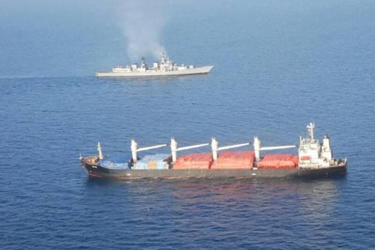 Tàu hải quân Ấn Độ (phía sau) đến hỗ trợ tàu hàng OS 35 (phía trước). Ảnh: Indian Navy