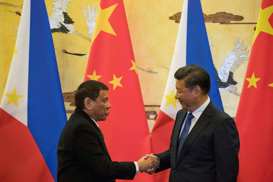 Tổng thống Duterte (trái) và Chủ tịch Tập Cận Bình. Ảnh: REUTERS