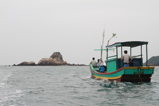 Những chuyến tàu ra các đảo nhỏ thường có giá khá đắt đỏ và quá sức chi trả nếu đoàn ít người.