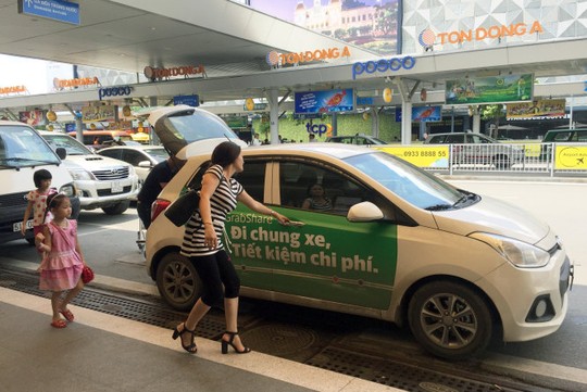 Tài xế Uber, Grab cũng bỏ nghề, ôm nợ - Ảnh 1.