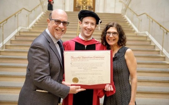 Ông chủ Facebook nhận bằng Harvard sau 12 năm bỏ học - Ảnh 1.