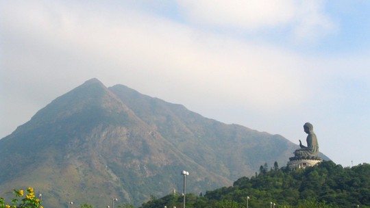 Máy bay Trung Quốc suýt lao vào núi ở Hồng Kông - Ảnh 2.