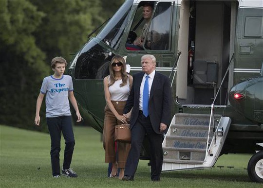 Vợ con Tổng thống Donald Trump chuyển đến Nhà Trắng - Ảnh 1.