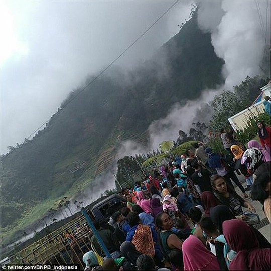 Đi cứu nạn nhân núi lửa, 8 người chết do rơi trực thăng - Ảnh 2.
