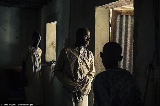 Để được kết hôn, nam thanh niên Senegal sống trong rừng một tháng - Ảnh 1.