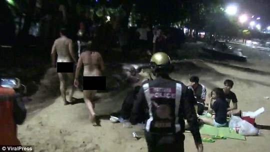 Thái Lan: Bắt cặp du khách làm bậy trên bãi biển - Ảnh 2.