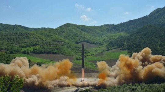 Triều Tiên bắn tên lửa ban đêm - Ảnh 1.