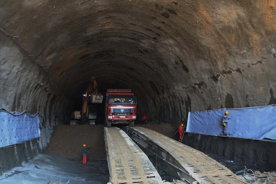 Trung Quốc: Đường sắt cao tốc chạy ngầm dưới Vạn Lý Trường Thành - Ảnh 1.