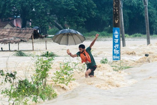 Nepal: Lũ lụt nghiêm trọng, người dân sơ tán bằng voi - Ảnh 2.