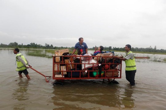 Nepal: Lũ lụt nghiêm trọng, người dân sơ tán bằng voi - Ảnh 4.