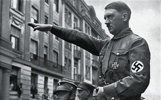 Đức: Chào kiểu Hitler, du khách Mỹ bị đấm liên tục - Ảnh 1.