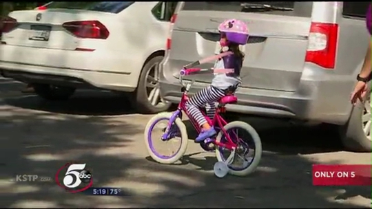 Cô bé không tay lái được xe đạp - Ảnh 2.