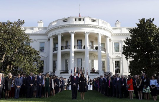 
Tổng thống Donald Trump và phu nhân Melania Trump trong lễ tưởng niệm vụ 11-9 tại Nhà Trắng. Ảnh: AP
