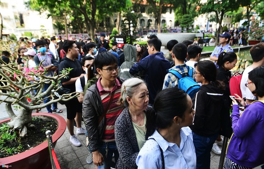 Vì sao người Việt chờ 15 tiếng mua áo H&M 700.000 đồng vẫn khen rẻ? - Ảnh 1.