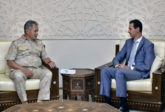 Bộ trưởng Quốc phòng Nga Sergei Shoigu (trái) gặp gỡ Tổng thống Syria Bashar al-Assad hôm 12-9. Ảnh: REUTERS