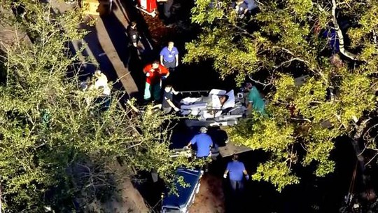 
Nạn nhân tại cơ sở Hollywood Hills được đưa đi cấp cứu. Ảnh: NBC News
