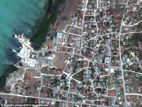 Đảo Barbuda sạch bóng người sau siêu bão Irma - Ảnh 1.