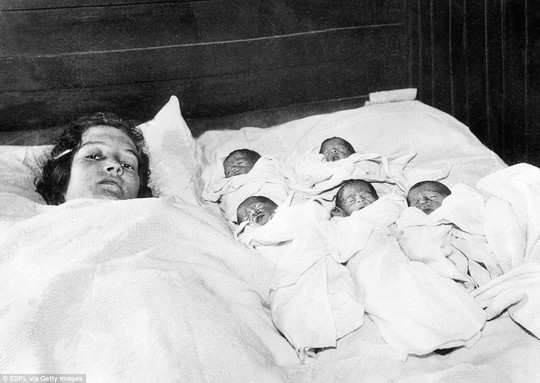 Cuộc đời đầy biến cố của 5 bé gái trong ca sinh 5 đầu tiên trên thế giới - Ảnh 1.