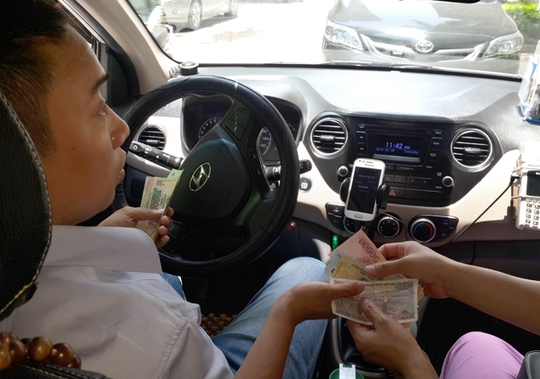 Lái xe Uber, Grab “ngã ngửa” vì bị truy thu thuế - Ảnh 1. Lái xe Uber, Grab “ngã ngửa” vì bị truy thu thuế - Ảnh 1.