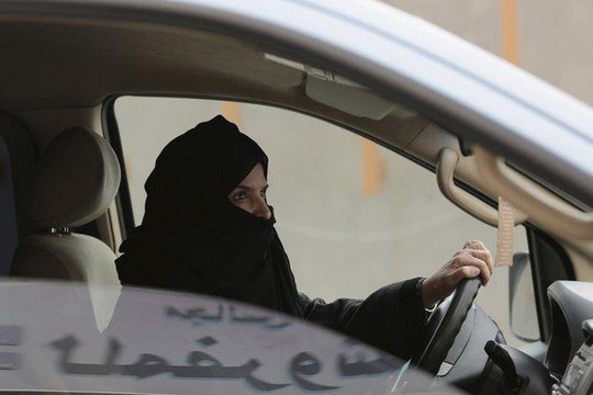 
Một phụ nữ Ả Rập Saudi lái xe trong chiến dịch đòi bỏ lệnh cấm. Ảnh: AP
