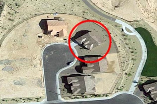 
Paddock sống ở TP Mesquite trong một ngôi nhà 400.000 USD (trong vòng tròn đỏ) được mua từ năm 2015 để nghỉ hưu. Từ đây tới Las Vegas chỉ khoảng 1 giờ lái ô tô. Ảnh: Daily Mail

