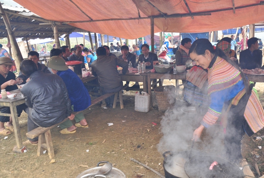Những món ăn thử rồi ghiền tại chợ phiên Lào Cai - Ảnh 2.