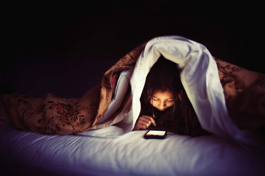 Nguy hại khôn lường vì sử dụng điện thoại trước khi ngủ  - Ảnh 1.
