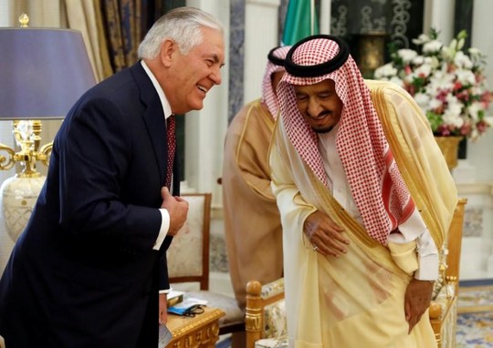 
Ngoại trưởng Tillerson và Quốc vương Salman trò chuyện trước cuộc họp ngày 22-10. Ảnh: REUTERS
