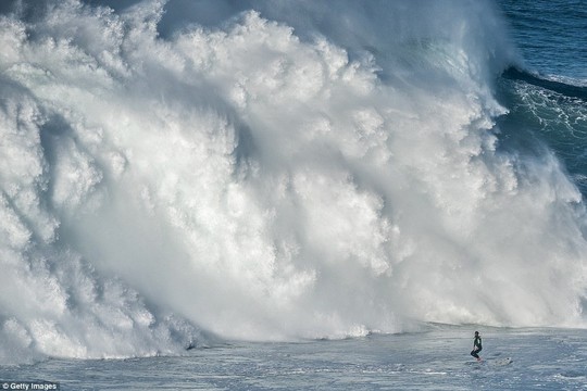Choáng ngợp với những con sóng khổng lồ tuyệt đẹp nhưng cũng đầy hăm dọa - Ảnh 1.