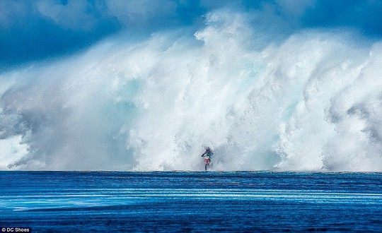 Choáng ngợp với những con sóng khổng lồ tuyệt đẹp nhưng cũng đầy hăm dọa - Ảnh 2.