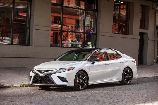 Camry 2018 rẻ bất ngờ, Toyota đồng loạt giảm giá ô tô vụ Tết - Ảnh 1.