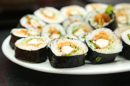 Dẻo thơm cá cam cuốn sushi - Ảnh 1.