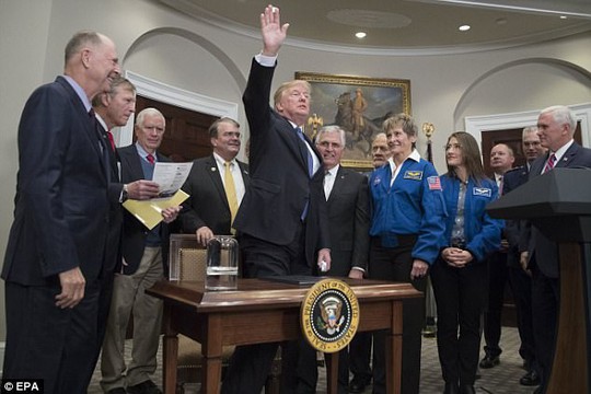 Tổng thống Donald Trump lệnh cho NASA quay lại Mặt trăng - Ảnh 1.