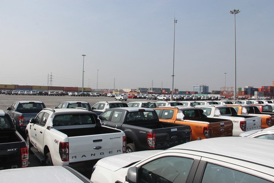  Hàng ngàn ô tô xếp hàng dài ở cảng chờ… ngày giảm thuế - Ảnh 1.