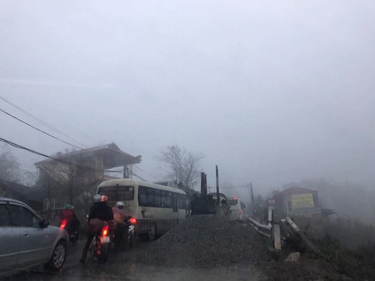 Sapa chìm trong biển người, 3 tiếng di chuyển được 30km - Ảnh 2.