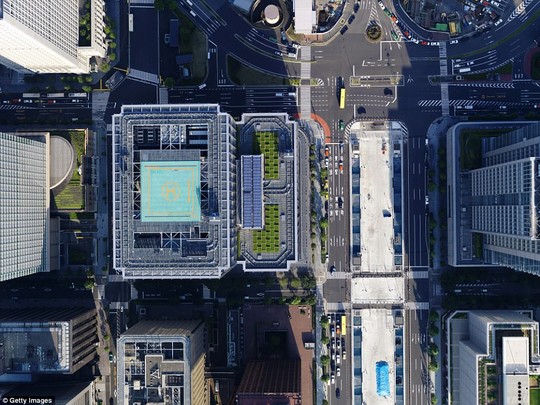 
Nhiều tòa nhà quanh ga Tokyo (Nhật Bản) có bãi đáp trực thăng trên sân thượng. Thủ đô của Nhật Bản có nhiều bãi đáp trực thăng nhất thế giới, nhưng phần lớn không được sử dụng do vướng hàng loạt quy định.
