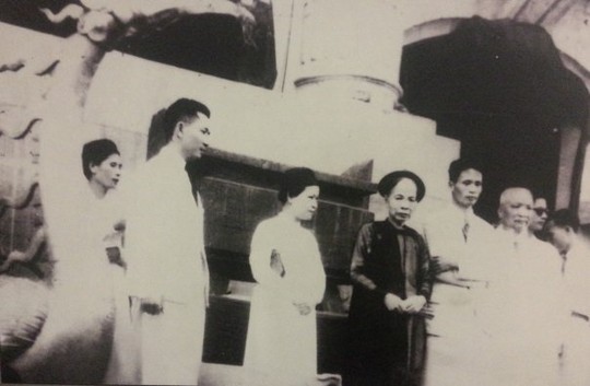 
Vợ chồng doanh nhân Trịnh Văn Bô cùng mẹ tham dự Tuần lễ vàng năm 1945.
