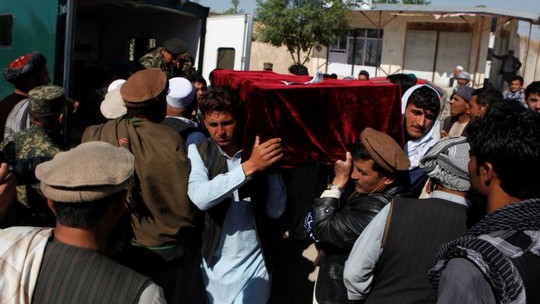 
Thân nhân mang quan tài của một trong những nạn nhân thiệt mạng trong vụ tấn công căn cứ quân sự ở Mazar-i-Sharif. Ảnh: REUTERS
