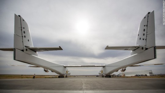 Hé lộ hình ảnh chiếc máy bay lớn nhất thế giới - Ảnh 3.