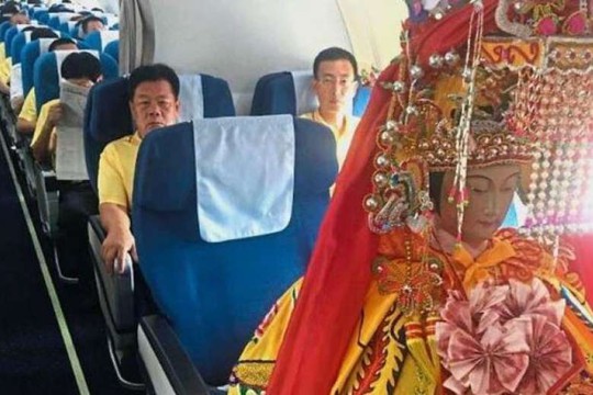 3 tượng thần ngồi ghế thương gia trên máy bay TQ - Ảnh 1.