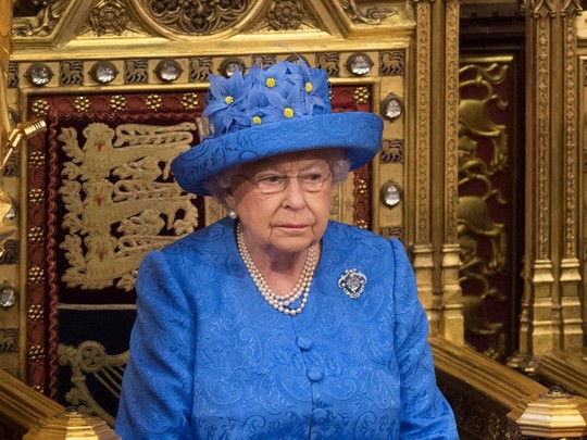 Khối tài sản khổng lồ hái ra tiền của Nữ hoàng Anh - Ảnh 3.