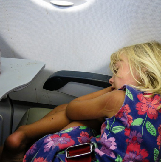 7 cách để giữ em bé ngoan ngoãn trên máy bay - Ảnh 3.
