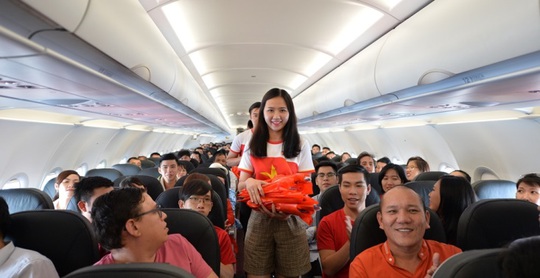 Mừng Tết Độc lập, khách Vietjet được nhận quà và cùng hát acapella - Ảnh 5.