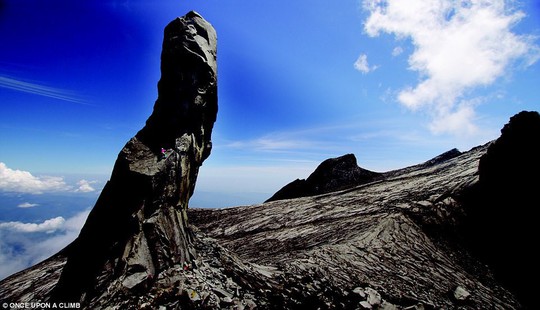 8 địa điểm leo núi đáng sợ nhất thế giới - Ảnh 4.