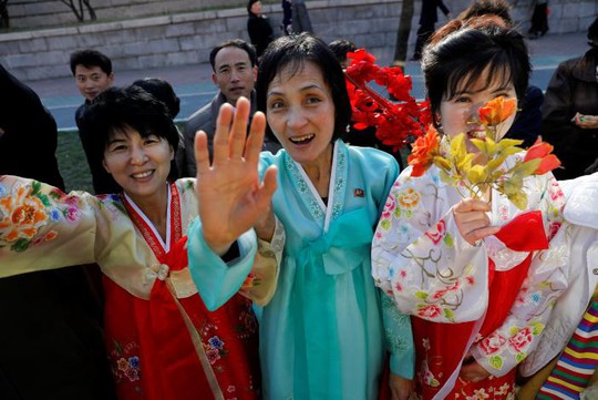 Người dân trong trang phục truyền thống tham dự sự kiện. Ảnh: Reuters
