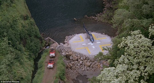 
Bãi đỗ trực thăng trong phim Công viên kỷ Jura năm 1993 được xây dựng gần thác Manawaiopuna ở thung lũng Hanapepe, Hawaii, Mỹ.
