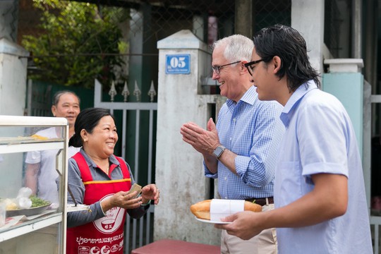 Thủ tướng Úc thích thú thưởng thức bánh mì vỉa hè Đà Nẵng - Ảnh 4.