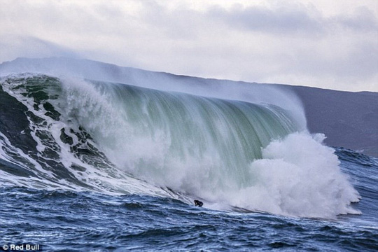 Choáng ngợp với những con sóng khổng lồ tuyệt đẹp nhưng cũng đầy hăm dọa - Ảnh 5.