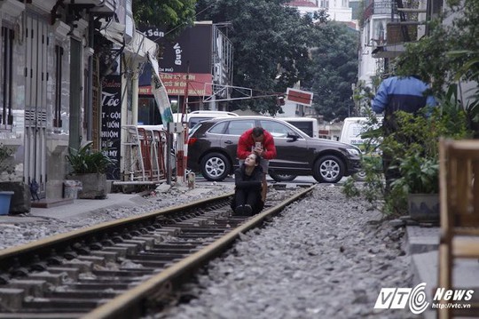 Du khách thích thú cà phê đường ray tàu hỏa Hà Nội - Ảnh 5.