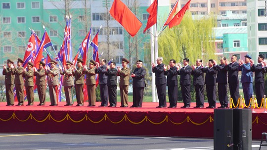 
Các quan chức cấp cao và ông Kim Jong-un trên sân khấu. Ảnh: CNN

